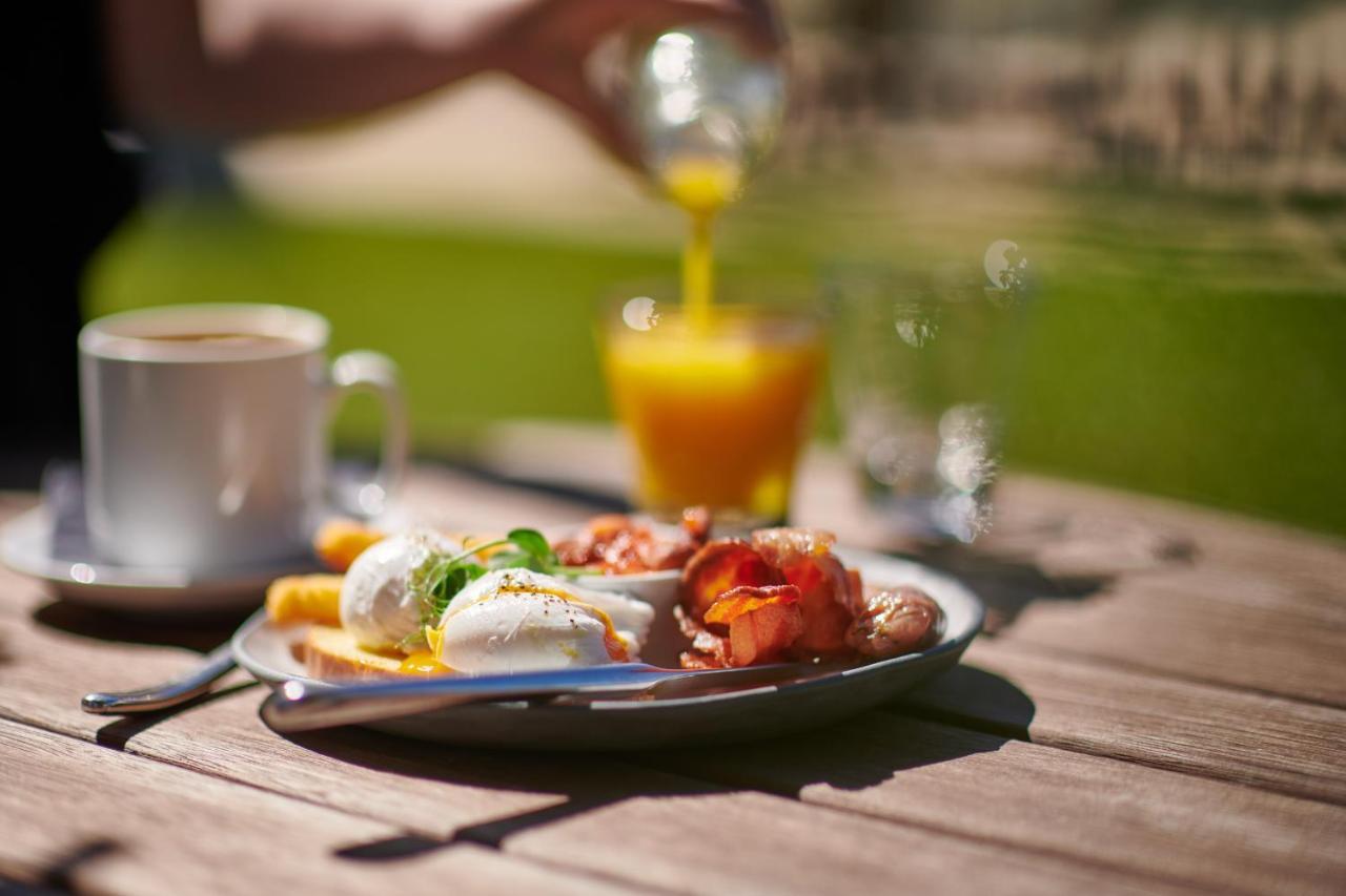 Parehua Resort Martinborough Exteriér fotografie A breakfast with orange juice