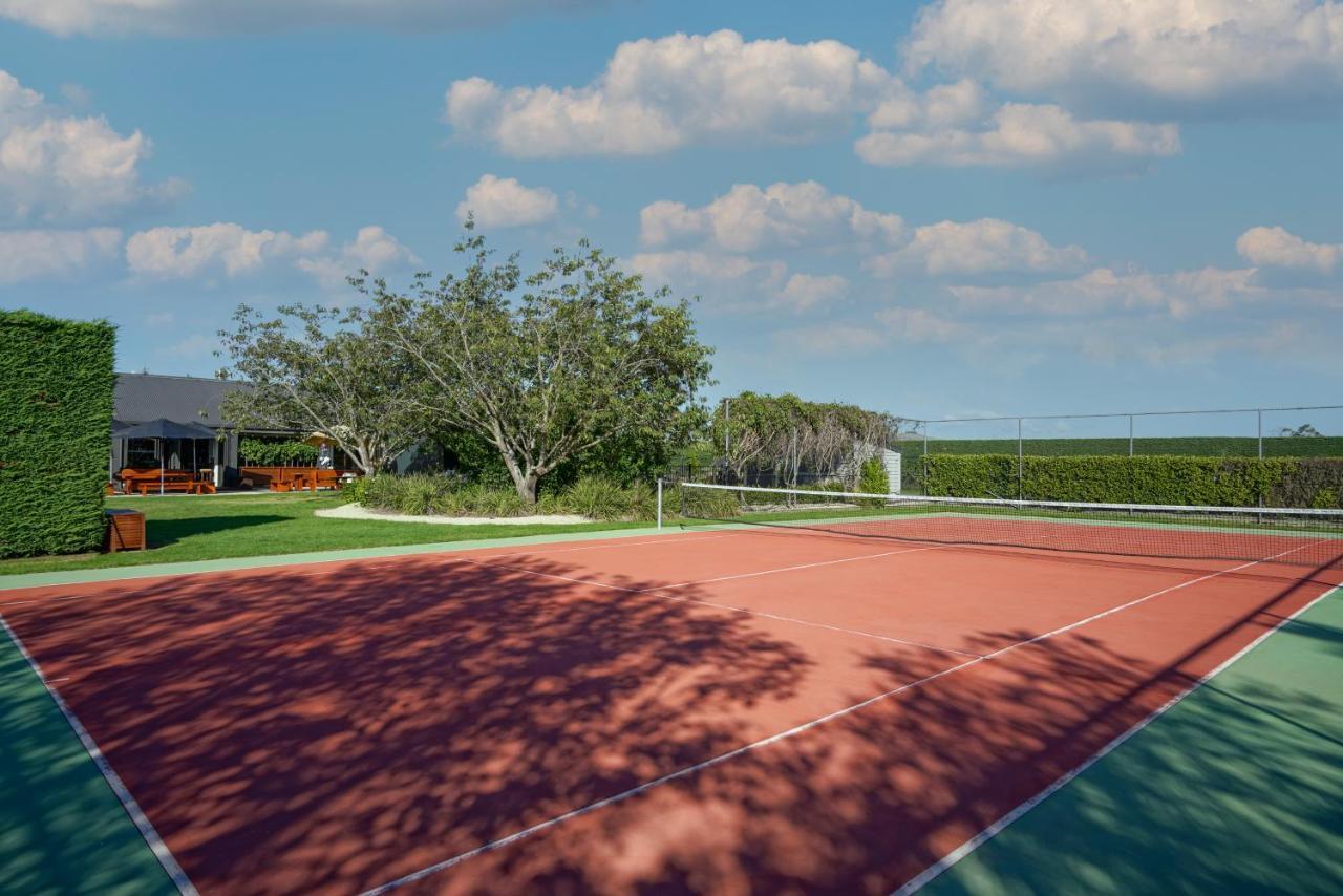 Parehua Resort Martinborough Exteriér fotografie Tennis court at the Boca Raton Resort