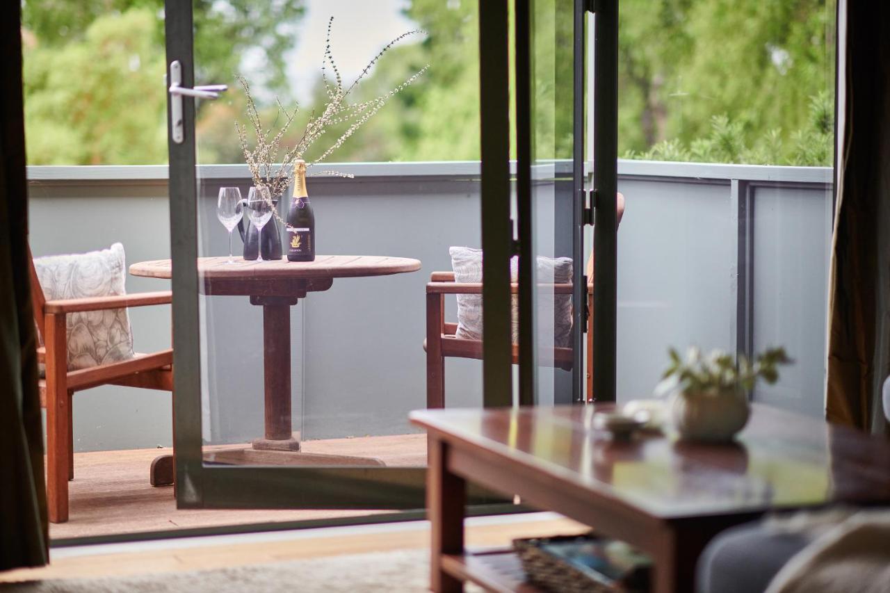Parehua Resort Martinborough Exteriér fotografie A balcony