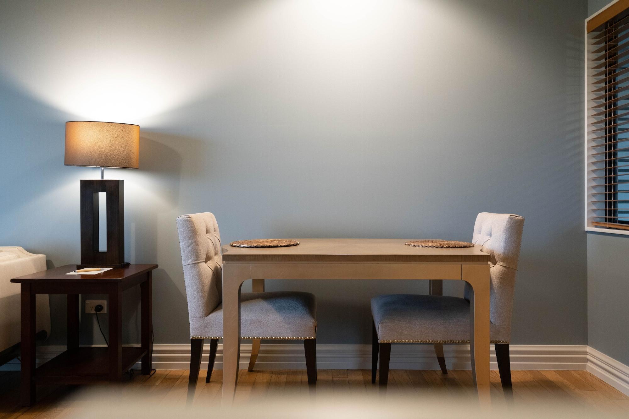 Parehua Resort Martinborough Exteriér fotografie A dining room table