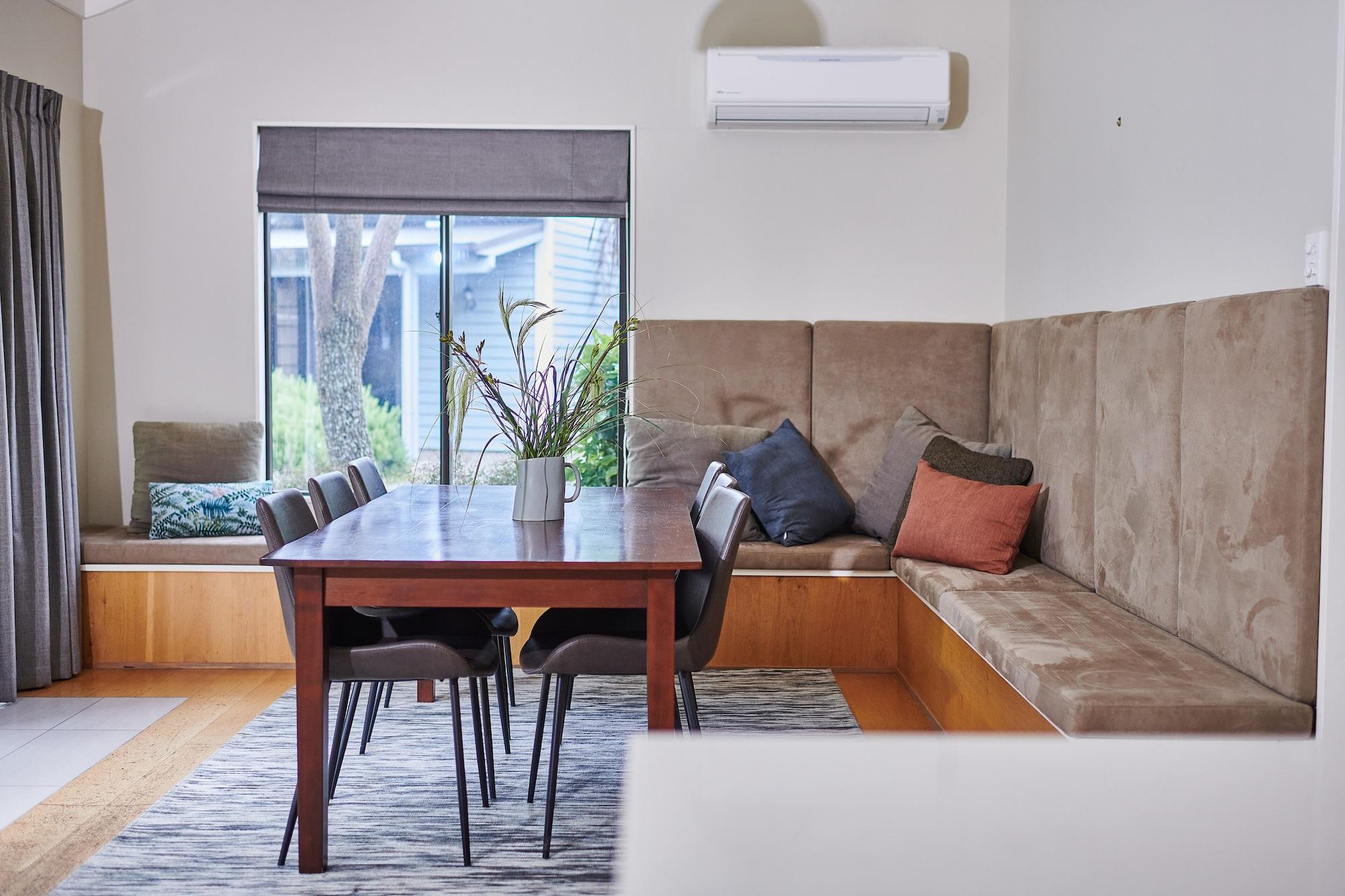 Parehua Resort Martinborough Exteriér fotografie A dining room with a built-in bench seat