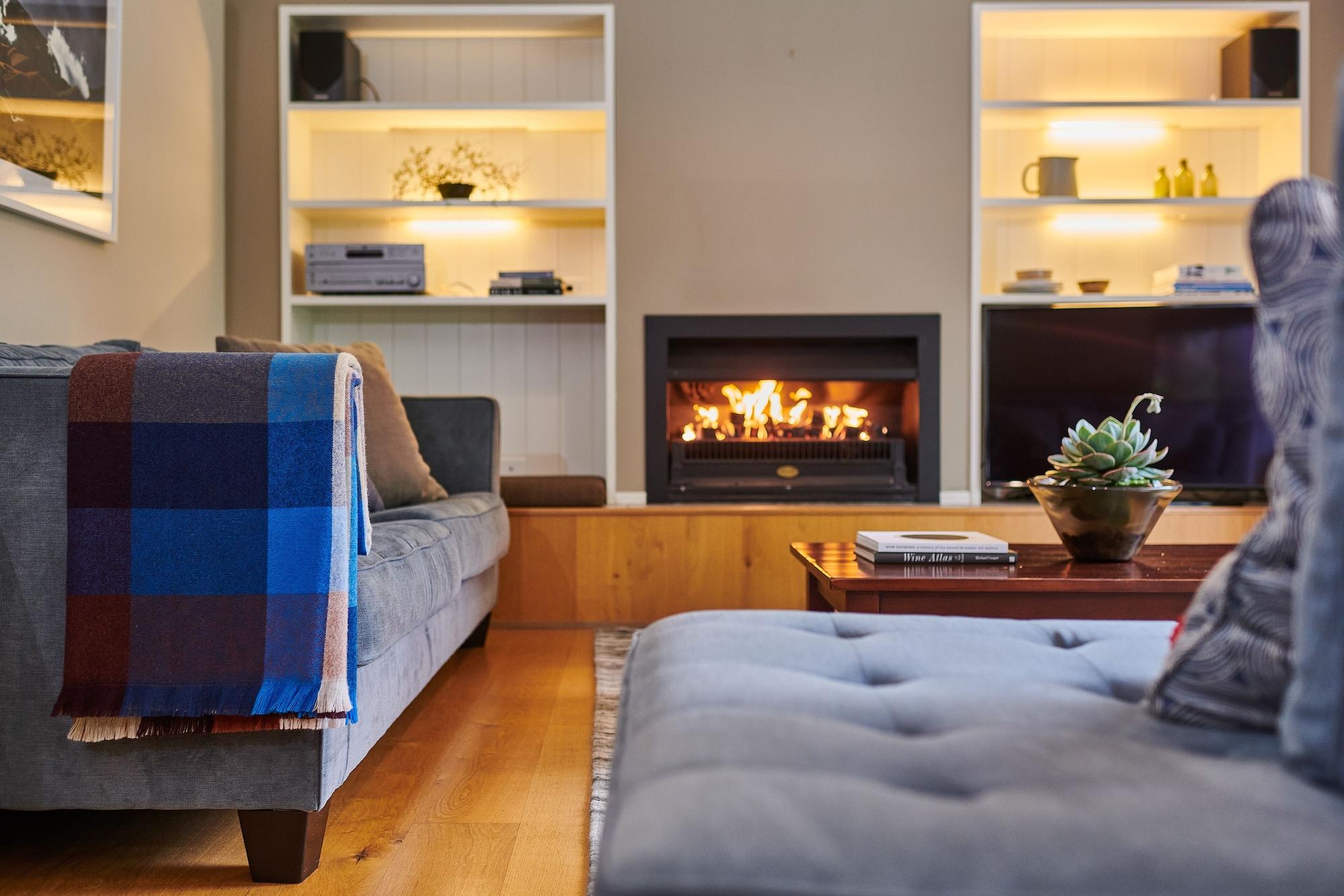 Parehua Resort Martinborough Exteriér fotografie A fireplace in a living room