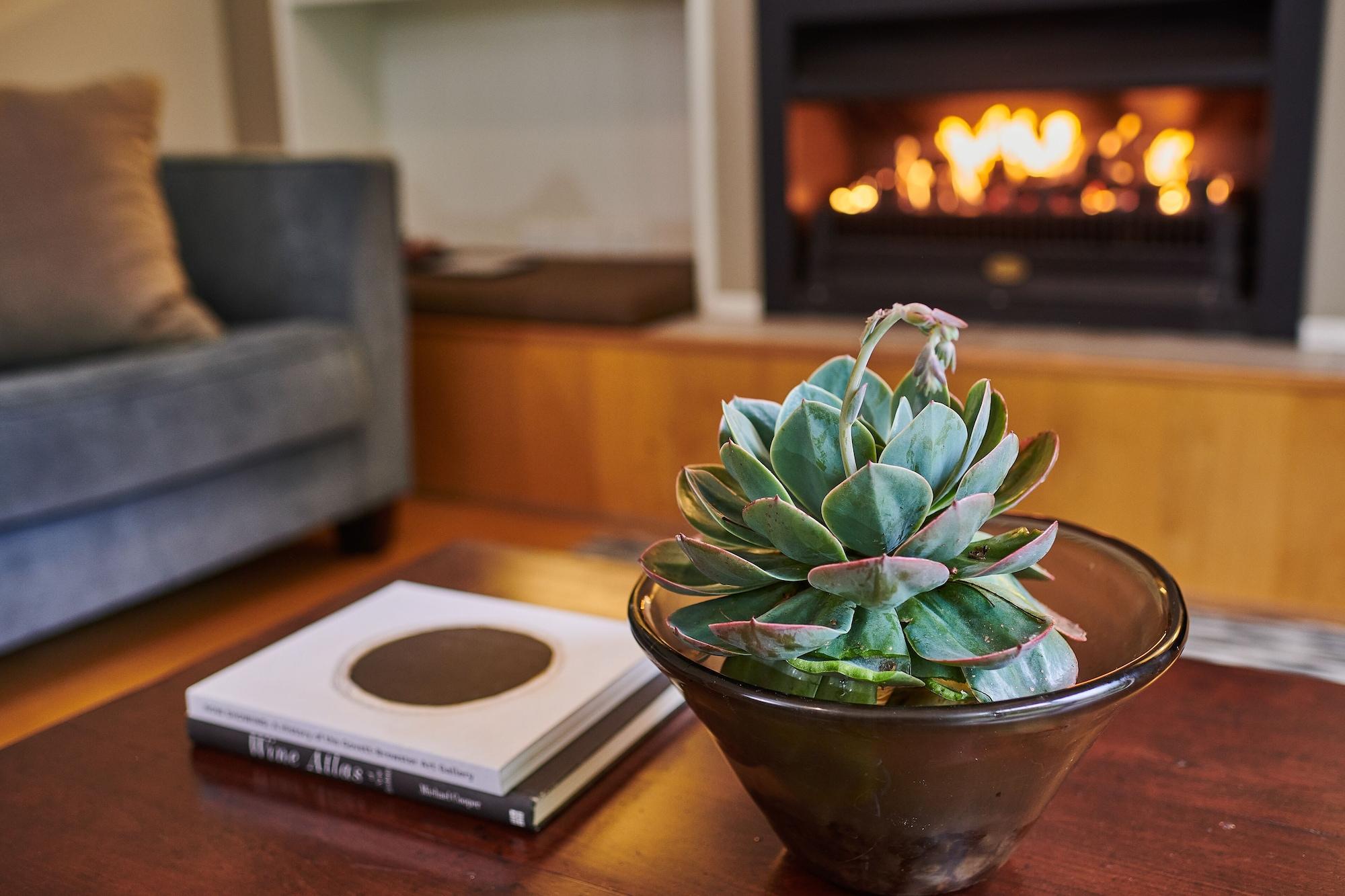 Parehua Resort Martinborough Exteriér fotografie A fireplace in a home