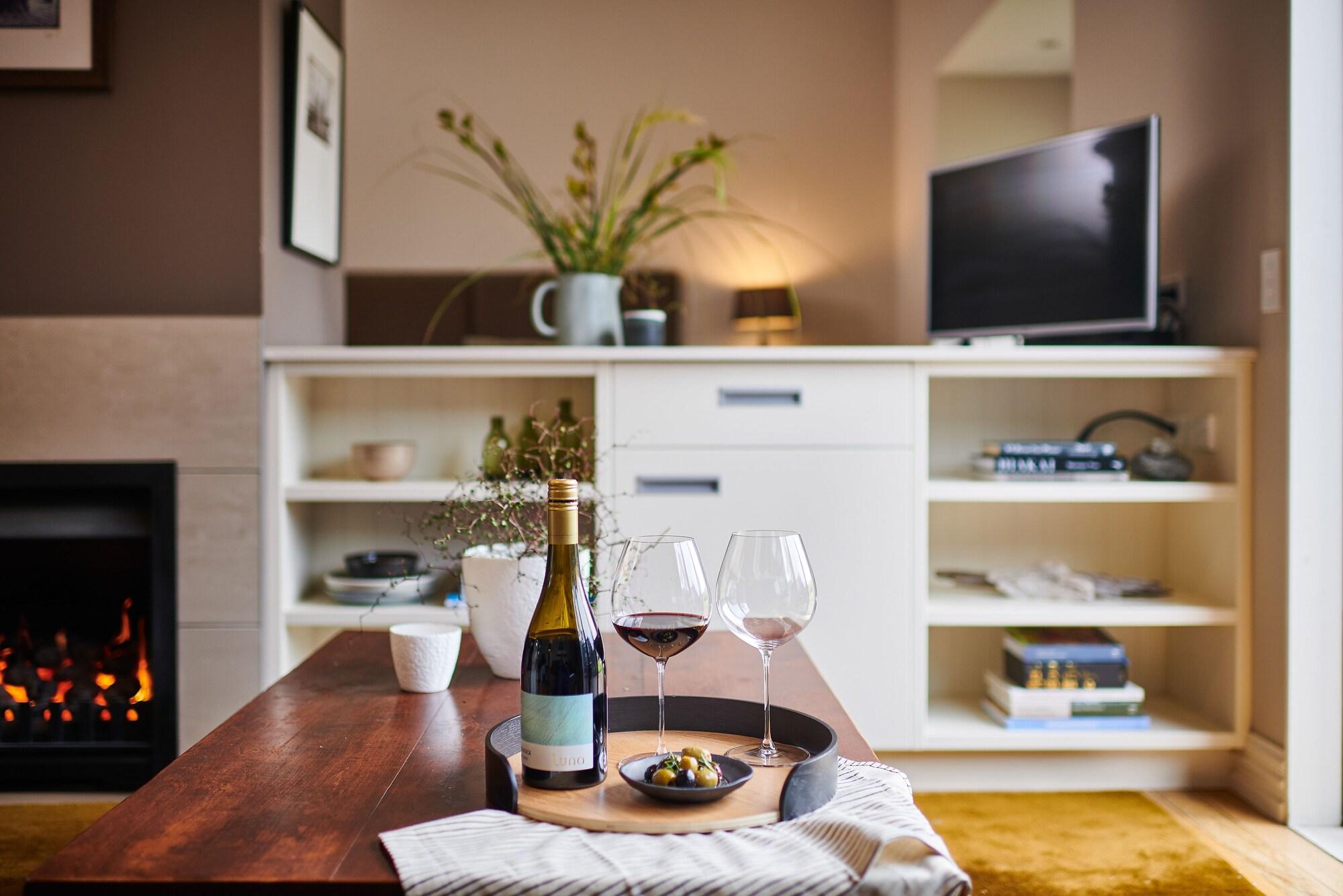 Parehua Resort Martinborough Exteriér fotografie A wine tasting at home
