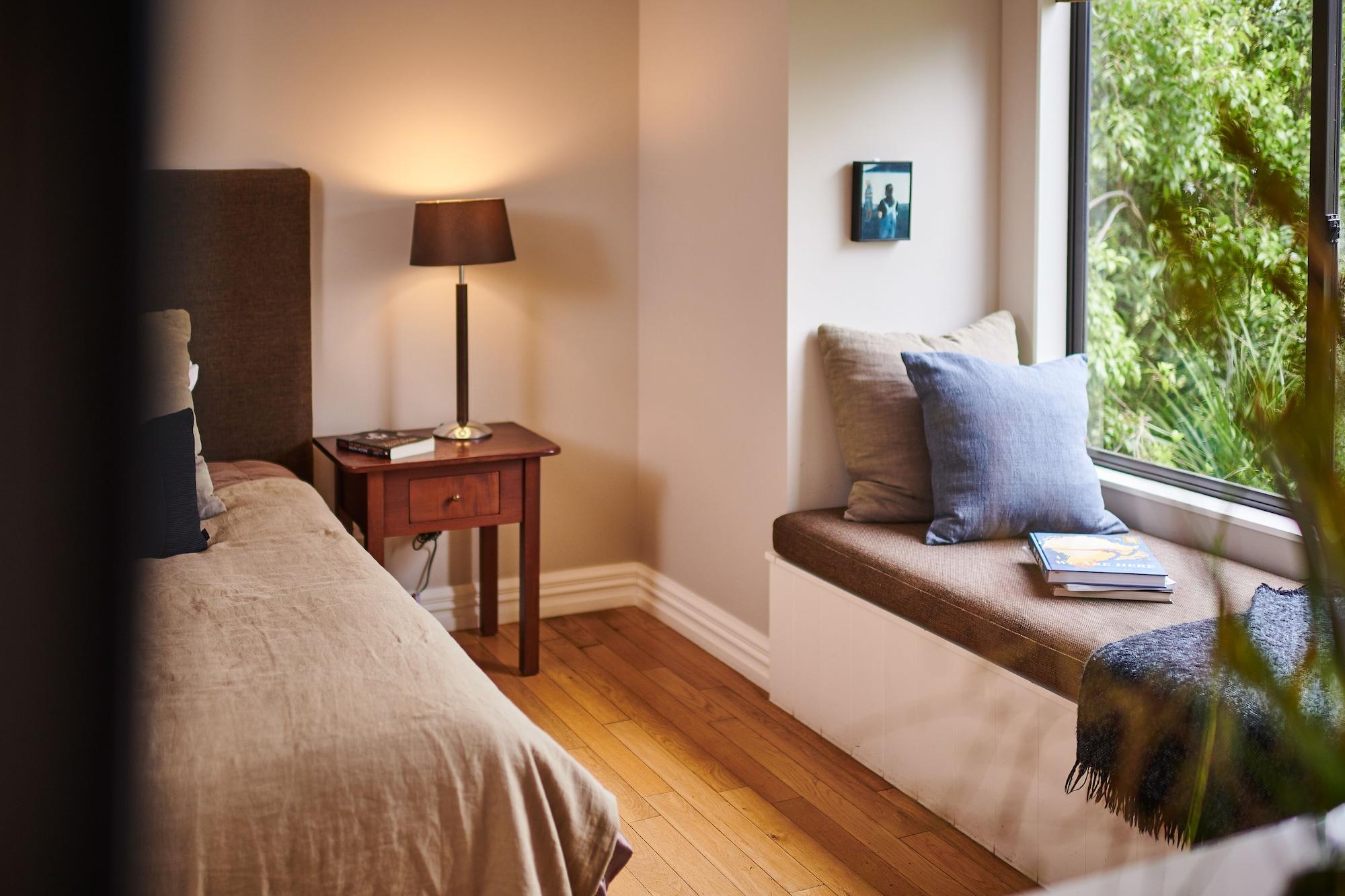 Parehua Resort Martinborough Exteriér fotografie A window seat in a bedroom