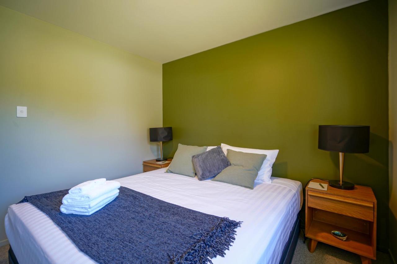 Parehua Resort Martinborough Exteriér fotografie A bedroom at the hotel