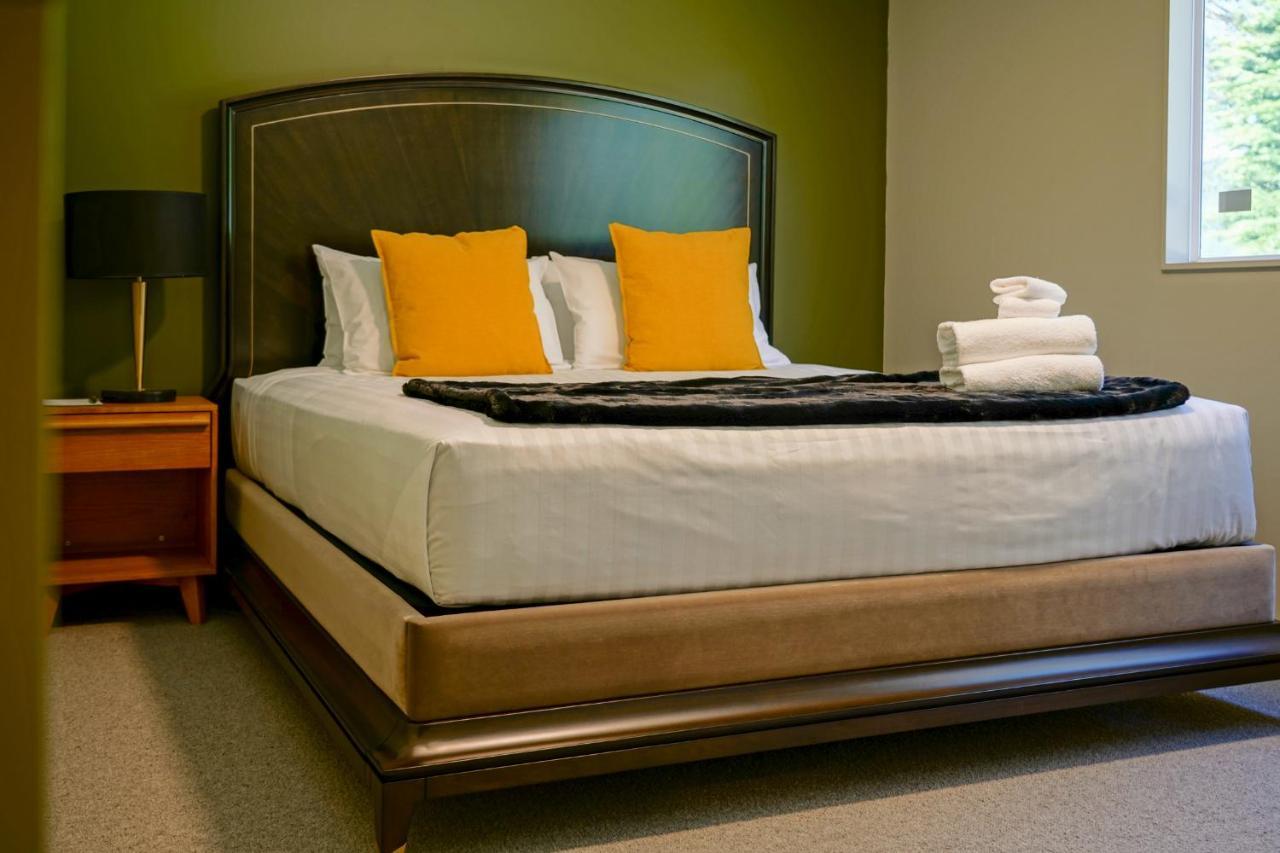 Parehua Resort Martinborough Exteriér fotografie A bedroom at the Inn at the Opera
