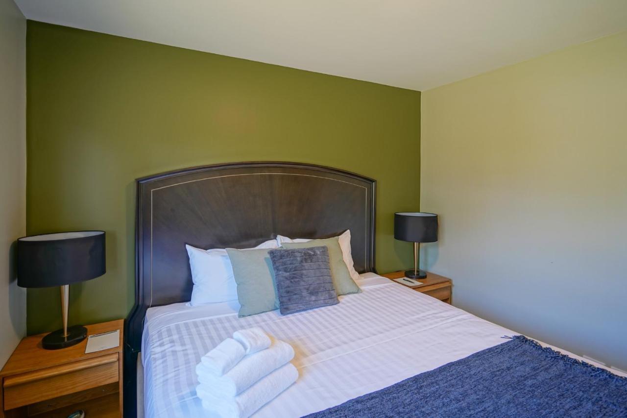 Parehua Resort Martinborough Exteriér fotografie A bedroom at the Best Western Premier Executive Residency Royal Palm Beach