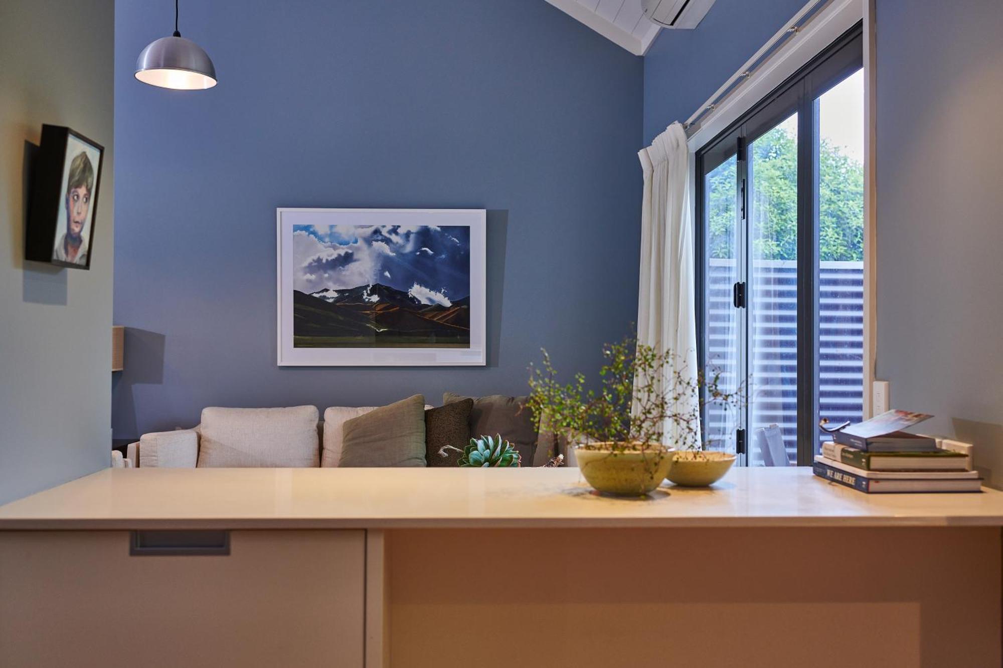 Parehua Resort Martinborough Pokoj fotografie A living room with a blue wall