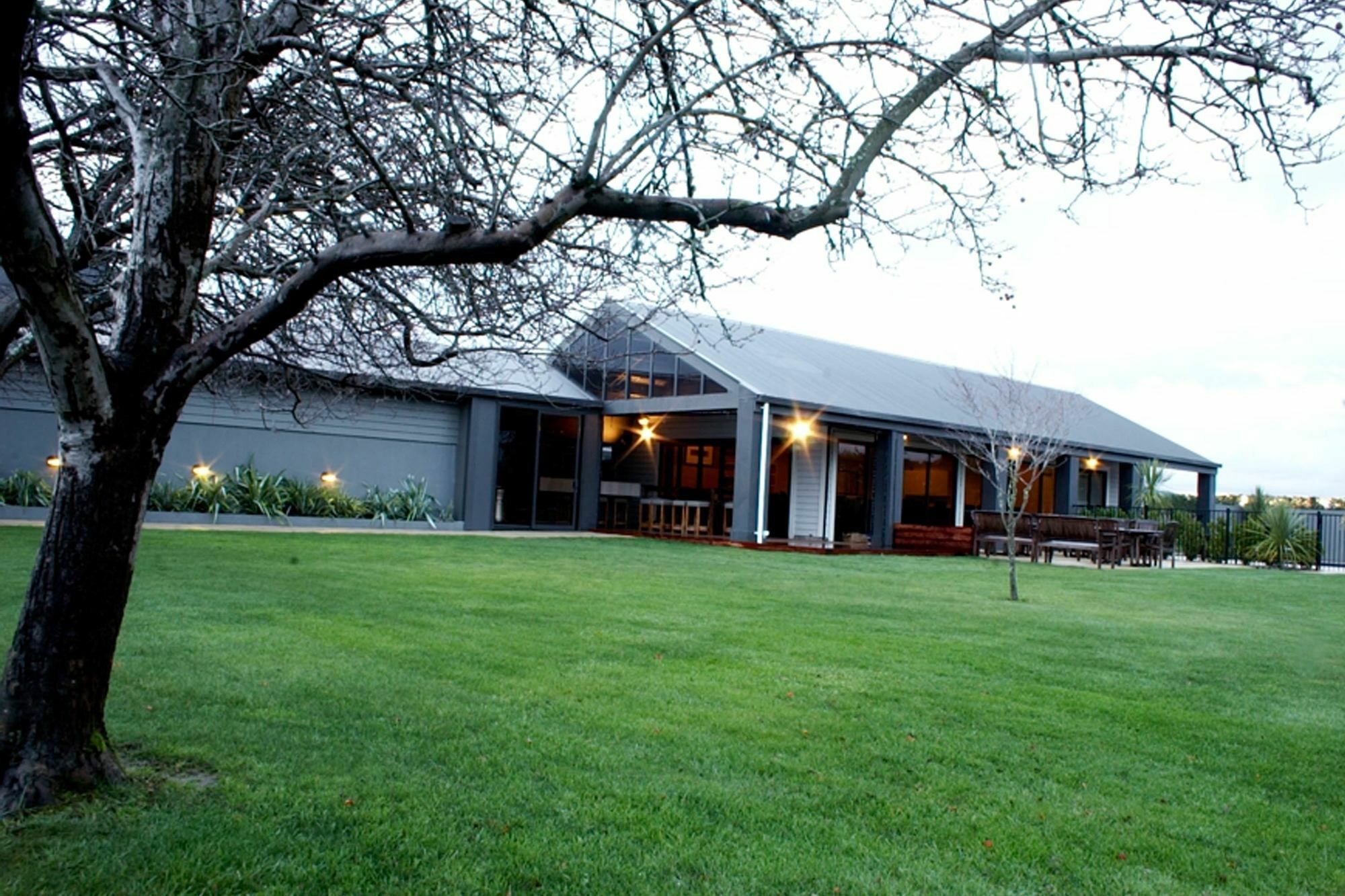 Parehua Resort Martinborough Exteriér fotografie The clubhouse at the golf course